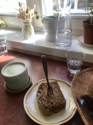 Matcha-Hafer-Latte, Bananabread at haepinest in Innsbruck