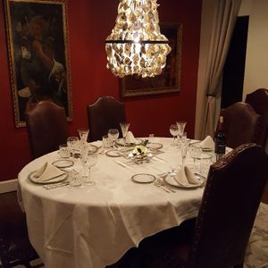 Indoor dining at Pirate Palms Plant-Centered Retreats in Naples