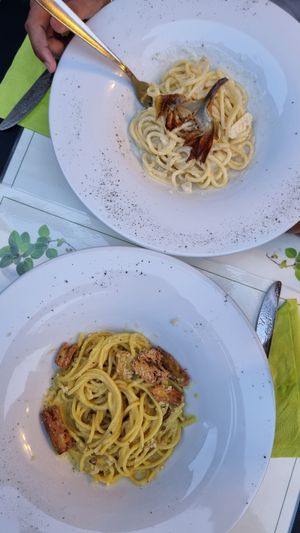 Pasta carbonara en met crispy artisjok at Origano Campo de' Fiori in Rome