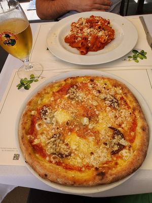 Diavola pizza and rigatoni at Origano Campo de' Fiori in Rome