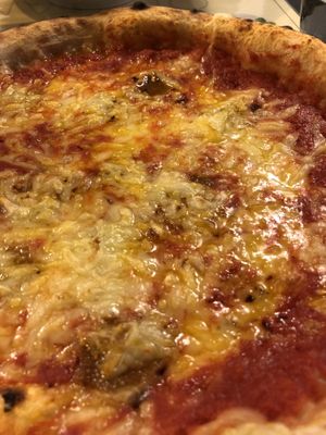 Vegan diavola with vegan salami at Origano Campo de' Fiori in Rome