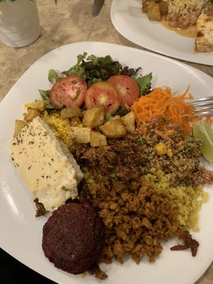 Difícil escolher pouca coisa entre tanta variedade! Montei esse prato vegano delicioso!  at Vida Longa in Recife