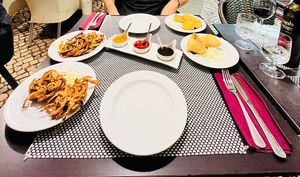 Gefrituurde uien en groentes met lekker saus. Gepaneerde aubergines   at Masala House in Portimao