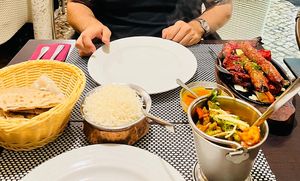 Naan, rijst en een curry met veel groente   at Masala House in Portimao