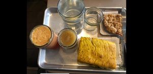 Brunch - hommus toast, chá, suco, torta de maçã e maçã em pasta com granola at PUR etc - Grand Rue in Strasbourg