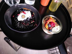 Pancakes et granola bowl at Joy Healthyfood in Montpellier