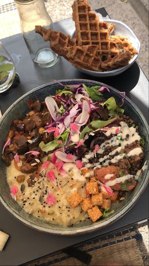 Bowl de la semaine et gaufres aux courgettes at Joy Healthyfood in Montpellier