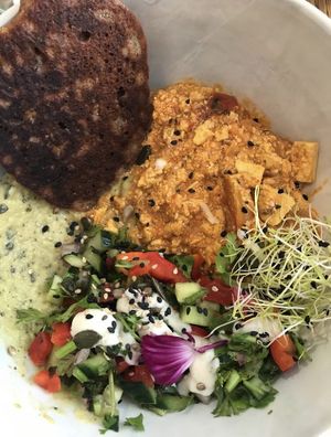 Brouillade de tofu à la harissa et aux tomates at Joy Healthyfood in Montpellier