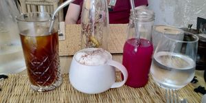 Cold Brew, Cappuccino, frisch gepresster Saft at Joy Healthyfood in Montpellier