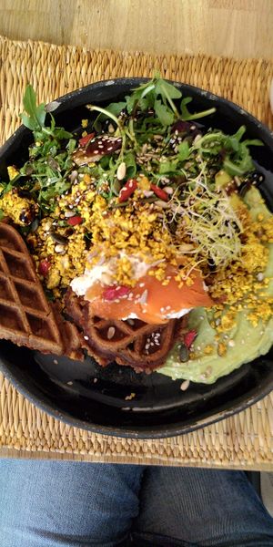Waffletoast mit Rührtofu und Salat at Joy Healthyfood in Montpellier