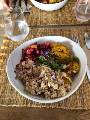 Lunch bowl with smoked tofu - so delicious 😋 at Joy Healthyfood in Montpellier