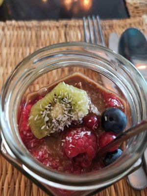 Porridge Chia framboise et purée amande at Joy Healthyfood in Montpellier