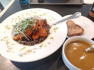 Assiette de légume rôti et faux poulet curry,  c'était vraiment délicieux !! at Le Monastere des Augustines - Le Restaurant in Quebec