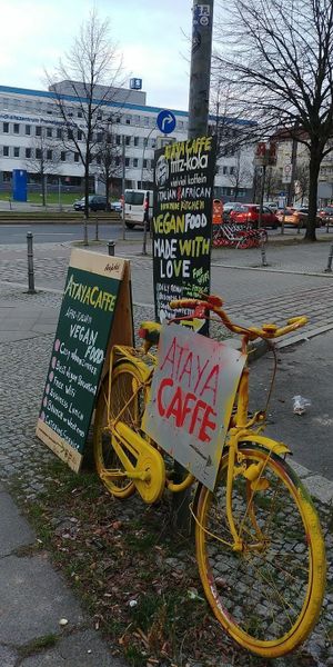 Cartel en la esquina indicando dónde está el sitio at ATAYA in Berlin