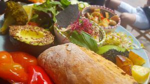 Hummus plate at ATAYA in Berlin