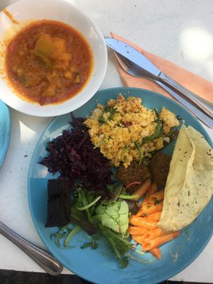 Vasárnaponként svédasztalos vegan finomságok.  at ATAYA in Berlin