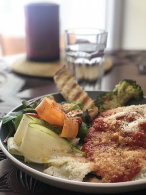 Ravioli vegani al sugo di pomodoro e insalata. Un pranzo perfetto. at ATAYA in Berlin
