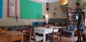 Decoración africana y europea combinada con flores y plantas.  at ATAYA in Berlin