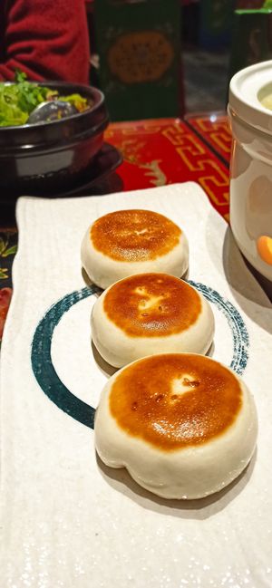 Crispy pan fried buns at Yunlaiju - Windlucky - Shekou District in Shenzhen