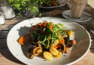 Gnocchi mit mediterranem Grillgemüse und Pesto von getrockneten Tomaten + Iced Latte Macchiato mit Hafermilch  at Mezzo  in Hannover