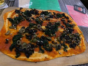 Veganer Flammkuchen, der günstiger ist als die anderen Varianten.  at Mezzo  in Hannover