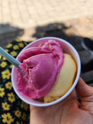 Drachenfrucht + Pfirsich (Vegan) at Eiscafe Dolomiti in Gifhorn