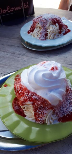 Veganes Spaghettieis mit veganer Sahne. Statt Schokoraspeln gibt es Kokosraspeln. at Eiscafe Dolomiti in Gifhorn