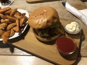 Mediterran (Cheddar, gegrilltes Gemüse, Guacamole) -> 8,50€  at Corvins Burger in Braunschweig
