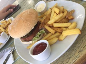 Mexican (Cheddar, Tomate, Salat, Jalapenos, Avocado, scharf-würzige Sauce) -> 8,90€  at Corvins Burger in Braunschweig