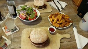Vegane Burger, Kartoffelecken und Salat at Corvins Burger in Braunschweig