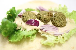 wrap falafel au four houmous. prix : 3,90€ at rawcoco in La Rochelle