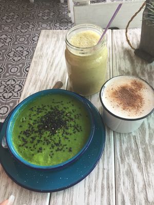 Avocado Soup / Matcha almond latte / Coco chai latte at Verde Amor in Naucalpan De Juarez
