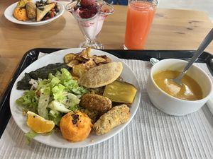 Plato del menú. Sopa+plato+saladitos+postre+café. Todo vegano 🥰  at O Canteiro in Setubal
