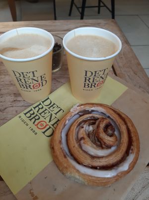 Lecker Hafermilch-Cappuccino mit veganer Zimtschnecke at Det Rene Brød - Kronprinsessegade in Copenhagen