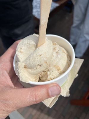 Cinnamon roll and apple tart  at Fresco Middelburg in Middelburg