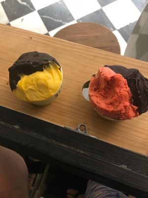 Mango/dark chocolate and strawberry/dark chocolate  at Manna Gelats in Barcelona
