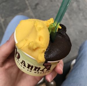 Mango and dark chocolate (both vegan) at Manna Gelats in Barcelona