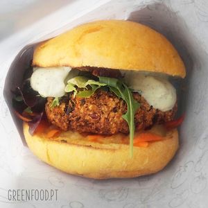 Vegan Bean Burger in Carrot Bread and Vegan "Cheese" sauce at GREEN - Food Van in Ericeira