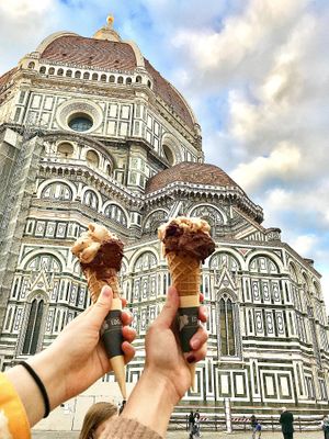 Vegan dark chocolate and almond with vegan cones at Edoardo - Piazza del Duomo in Florence