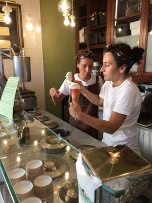 Large scoops  at Edoardo - Piazza del Duomo in Florence