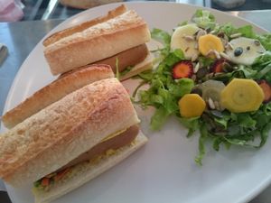 Hot-dog végétalien  at Vege Cafe in Lausanne