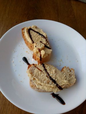 complimentary bread with hummus and balsamic vinegar at Vege Cafe in Lausanne