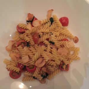 gluten-free pasta with cherry tomatoes and roasted garlic at Hawa - Tambo del Inka in Urubamba