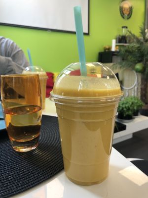 Mango, ananas, leche de coco 🥥 y jengibre!  at Juicebar Truth Health Spirit in Malmo