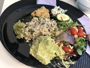 Guacamole, hummus y ensaladas variadas!  at Juicebar Truth Health Spirit in Malmo