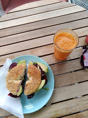 Bagel houmous, avocat, betterave at Taste in Luebeck