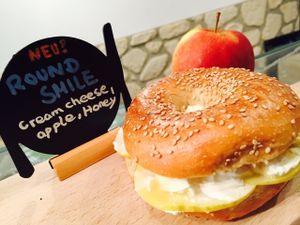 Round Smile Bagel
Cream Cheese, Apple, Honey at Taste in Luebeck