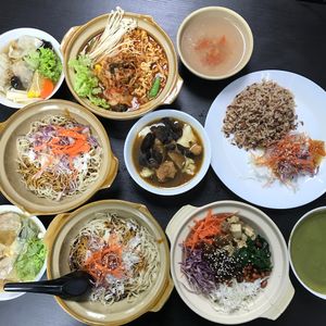 Dumpling noodles, lei Cha, claypot with rice, kimchi ramen at Vegandeli in Central Singapore