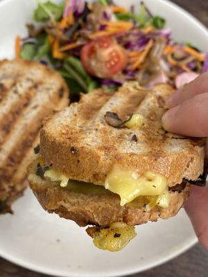 vegan grilled cheese sandwiches at Cloud Cakes - Mandar in Paris