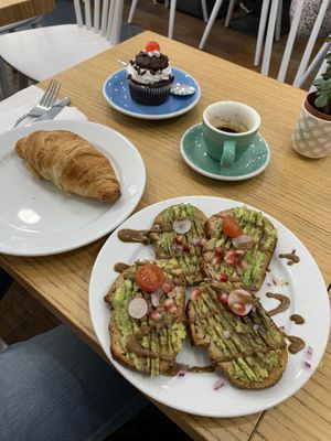 Croissant, avocado toast and Black Forest cupcake at Cloud Cakes - Mandar in Paris